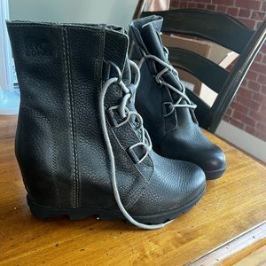 Black pebble Sorel Joan of Arctic wedge boots in perfect condition. Worn once.